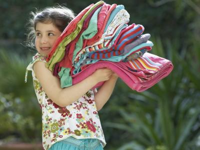 imagem mostra criança com roupas 