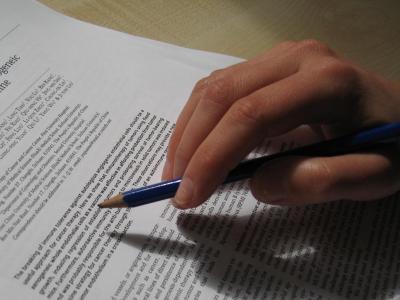 imagem mostra uma pessoa escrevendo um artigo 