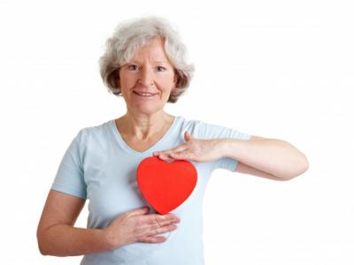 imagem mostra uma mulher segurando um coração 