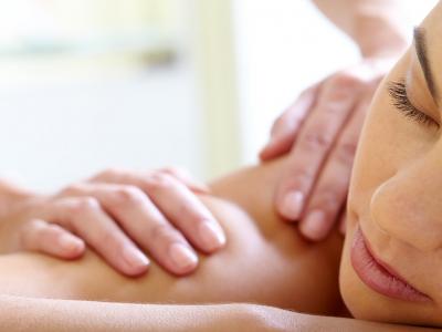Imagem mostra mulher recebendo massagem 