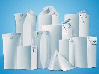 Imagem mostra caixas de leite tetra pak 