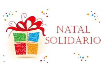 Ilustração mostra uma caixa de presente ao lado das palavras Natal Solidário