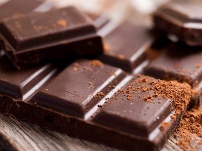 A imagem mostra tablets de chocolate