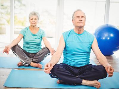 Imagem mostra idosos praticando yoga 