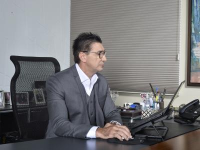 Imagem mostra Janguiê Diniz diante do computador 