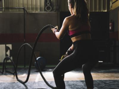 Imagem mostra mulher fazendo CrossFit