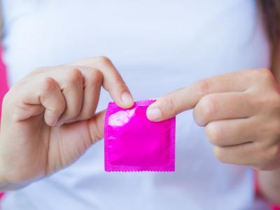 Imagem mostra pessoa segurando um preservativo