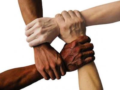 Imagem mostra mãos demonstrando união
