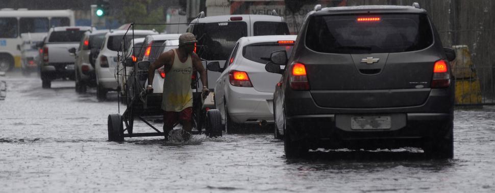As chuvas alagam ruas da Região Metropolitana do Recife/LeiaJáImagens/Paulo Uchôa