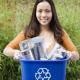 imagem mostra mulher com lixo reciclável