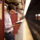 Foto: Google Imagens Homem lendo livro na estação de metrô